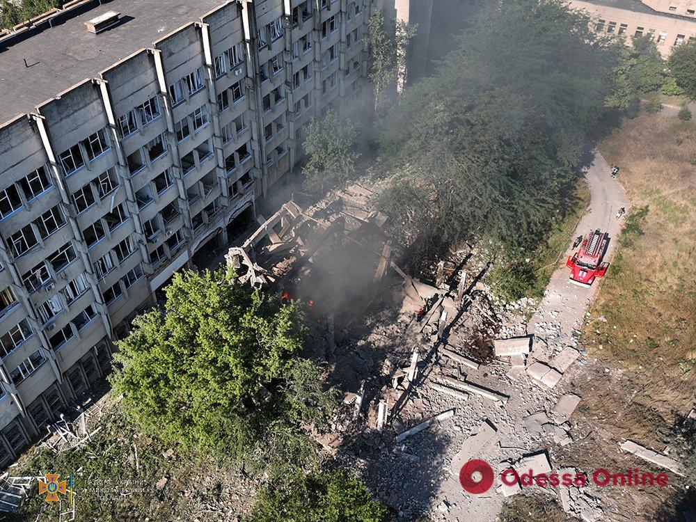Ракетный удар по двум университетам в Николаеве: спасатели потушили пожары (фото, видео)