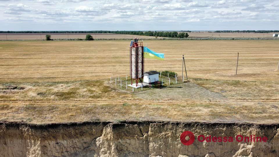 В Одесской области на одном из маяков развернули украинский флаг