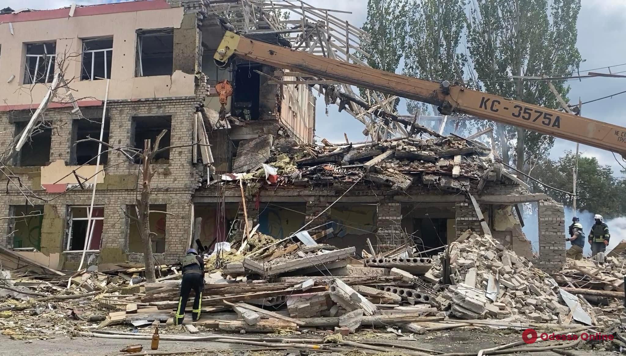 В Краматорске под завалами школы обнаружили тела троих погибших