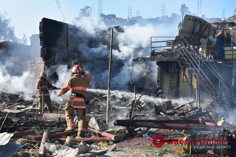 Спасатели потушили пожары, вспыхнувшие в результате ракетных ударов по Одесской области