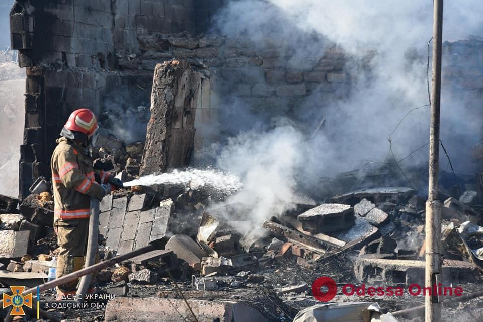 Спасатели потушили пожары, вспыхнувшие в результате ракетных ударов по Одесской области