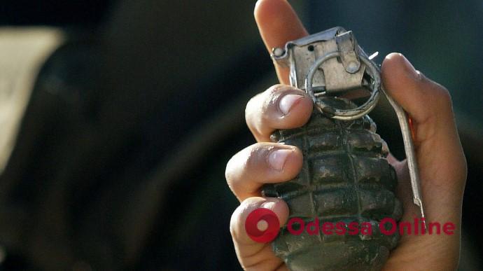 Пьяные оккупанты бросили гранату во двор мариупольца: двое раненых