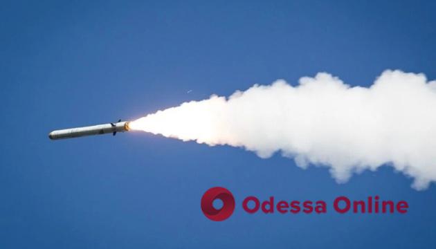 Ранковий удар по Одесі: ракета влучила у склади