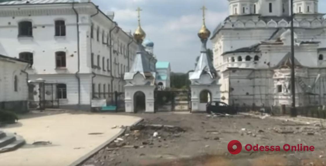 ГУР: Україна евакуювала зі Святогірської Лаври на Донеччині групу цивільних (відео)