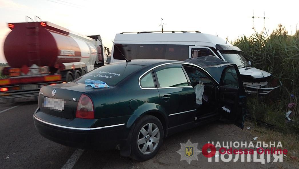 На трассе Одесса-Рени легковушка влетела в микроавтобус: трое пострадавших