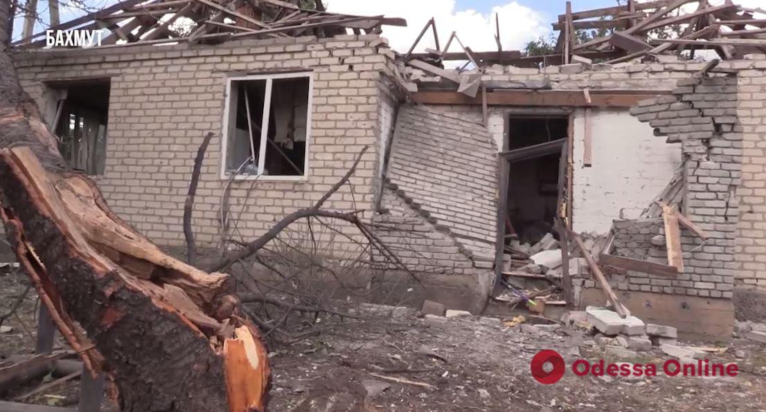 Росіяни вдарили по приватному сектору в Бахмуті: є загиблий і поранені (відео)