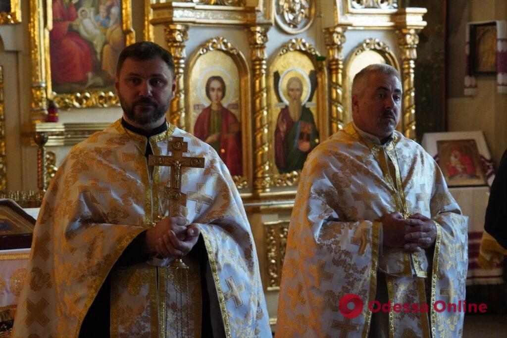 Звільнений з російського полону одеський священник провів панахиду за загиблими захисниками України