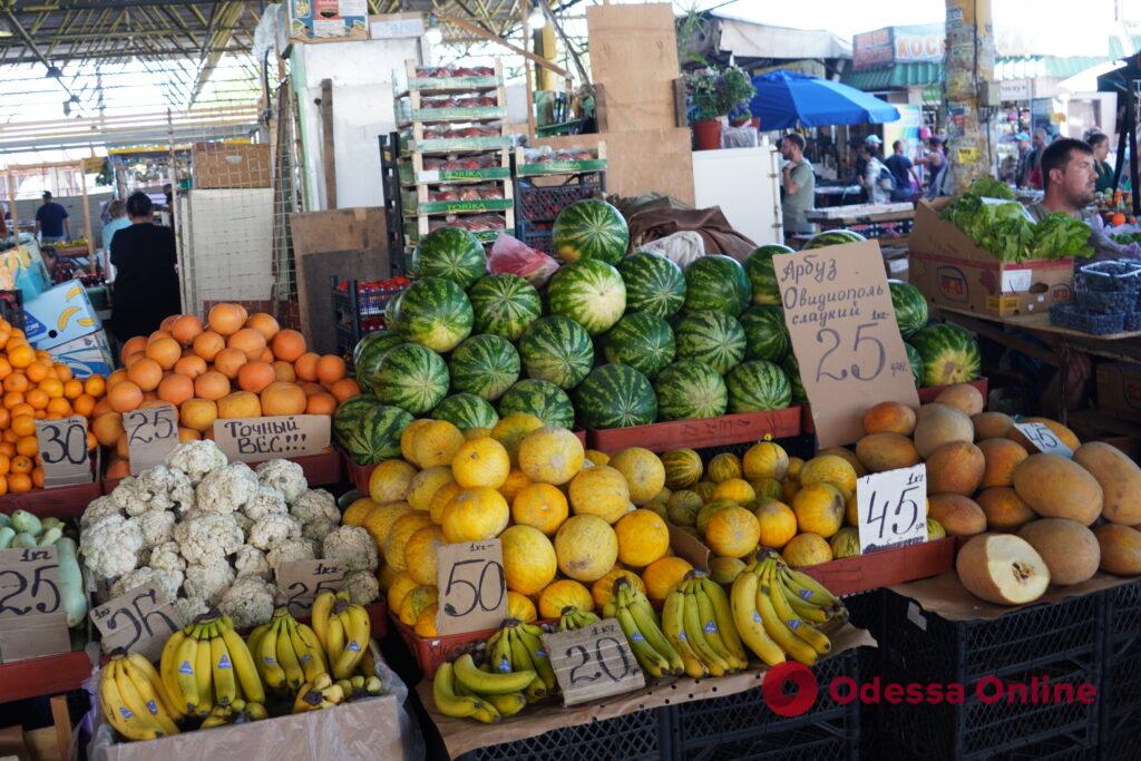 Персики, кукурудза та кавуни: суботні ціни на одеському “Привозі”