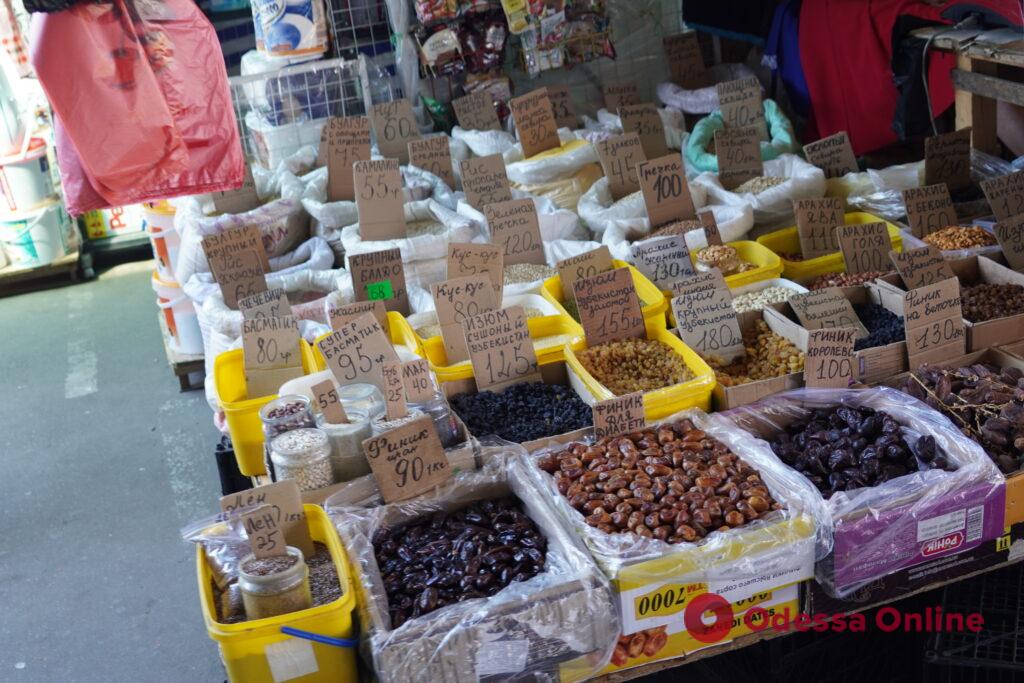 Персики, кукурудза та кавуни: суботні ціни на одеському “Привозі”