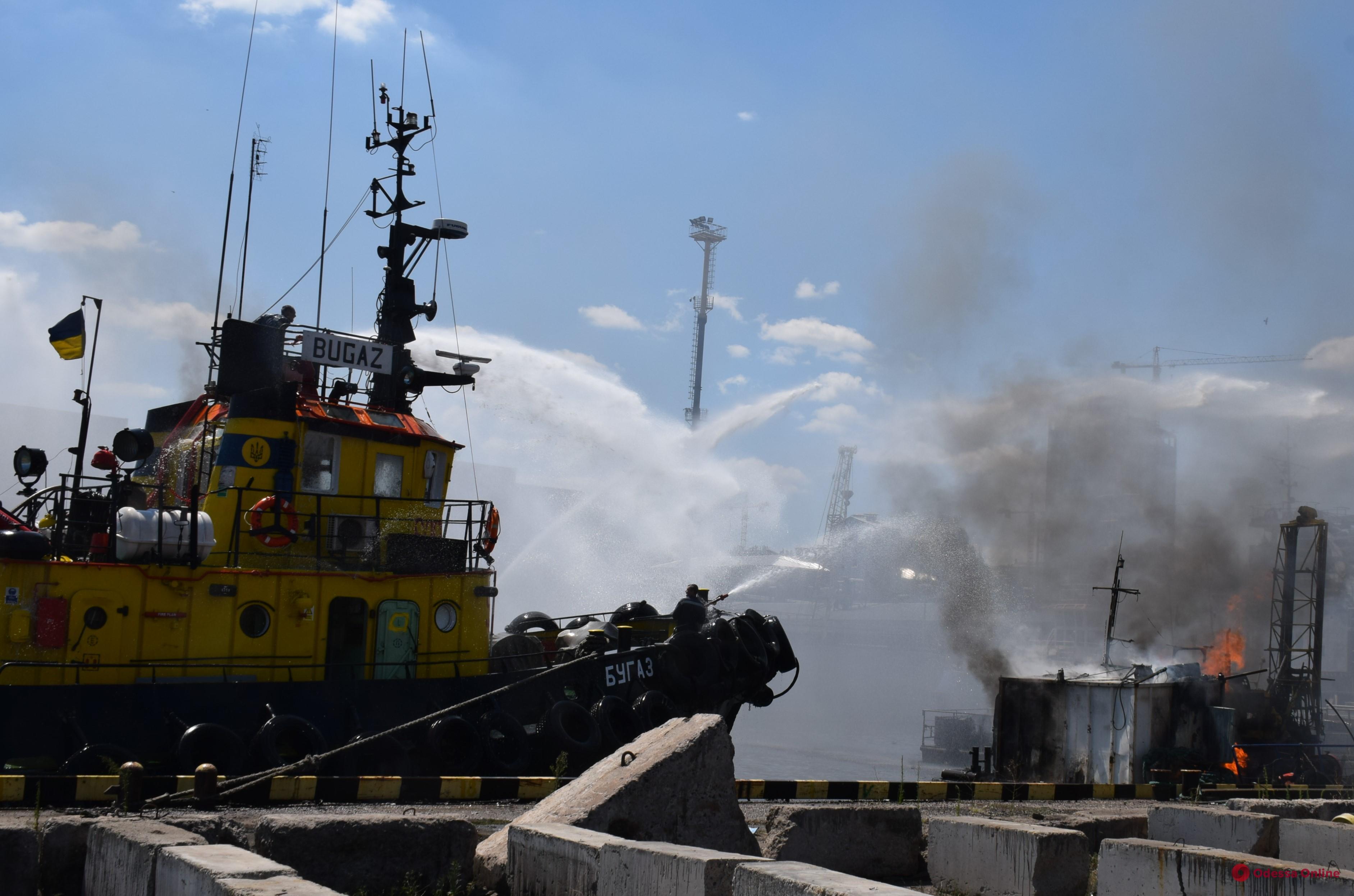 Наслідки обстрілу Одеського порту (фото, відео)