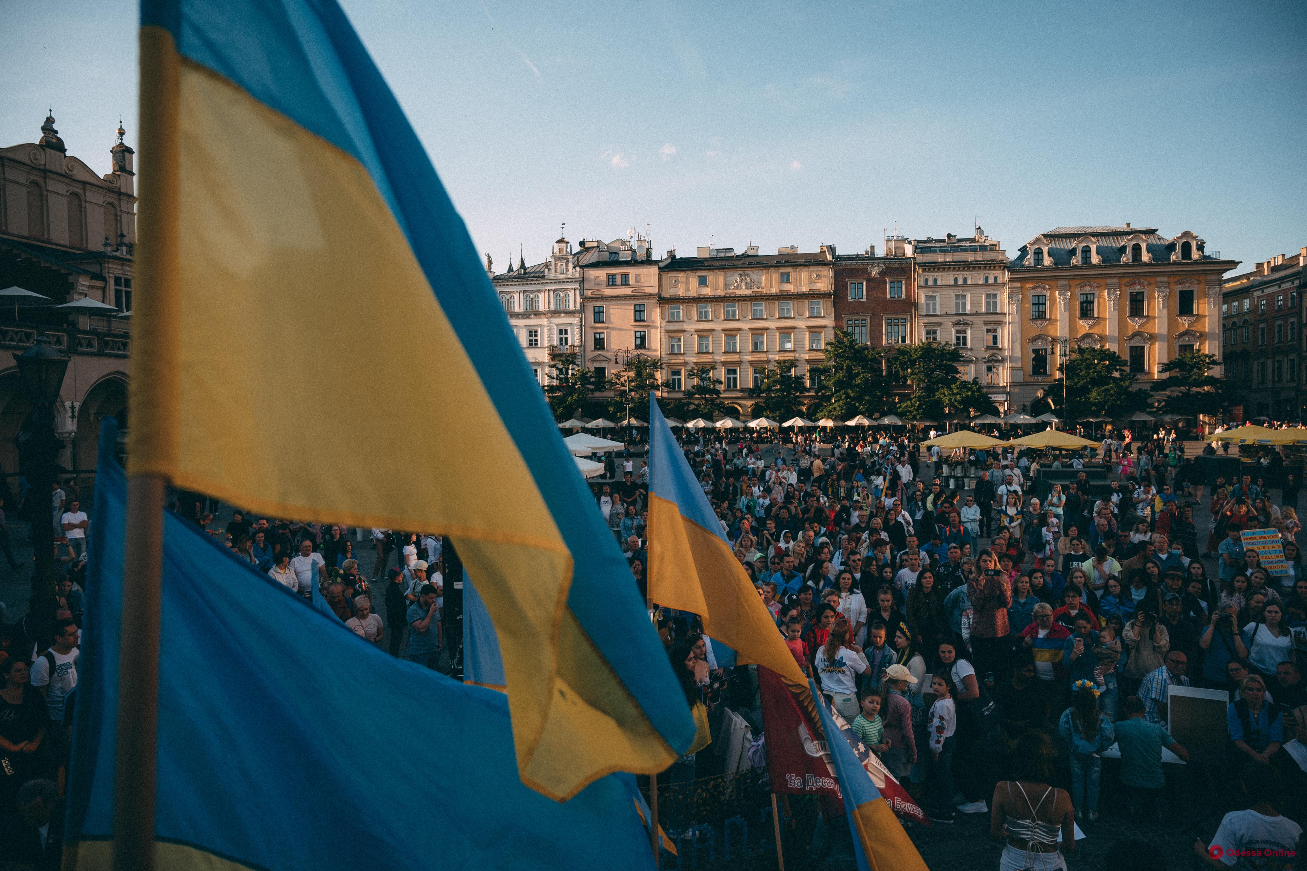 Сотни людей вышли на улицы Кракова и призвали мир признать россию страной-террористом (фоторепортаж)