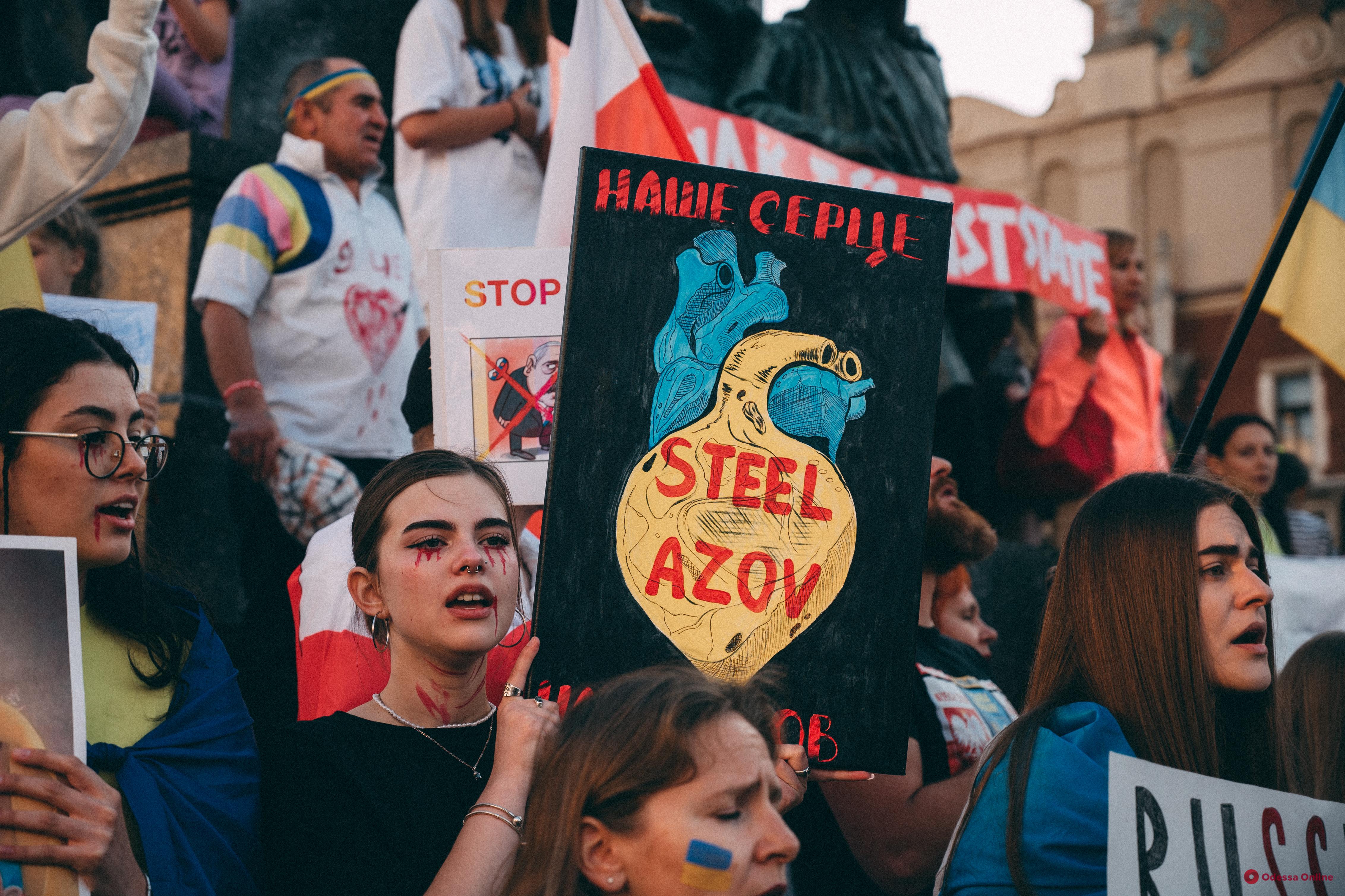 Сотни людей вышли на улицы Кракова и призвали мир признать россию страной-террористом (фоторепортаж)