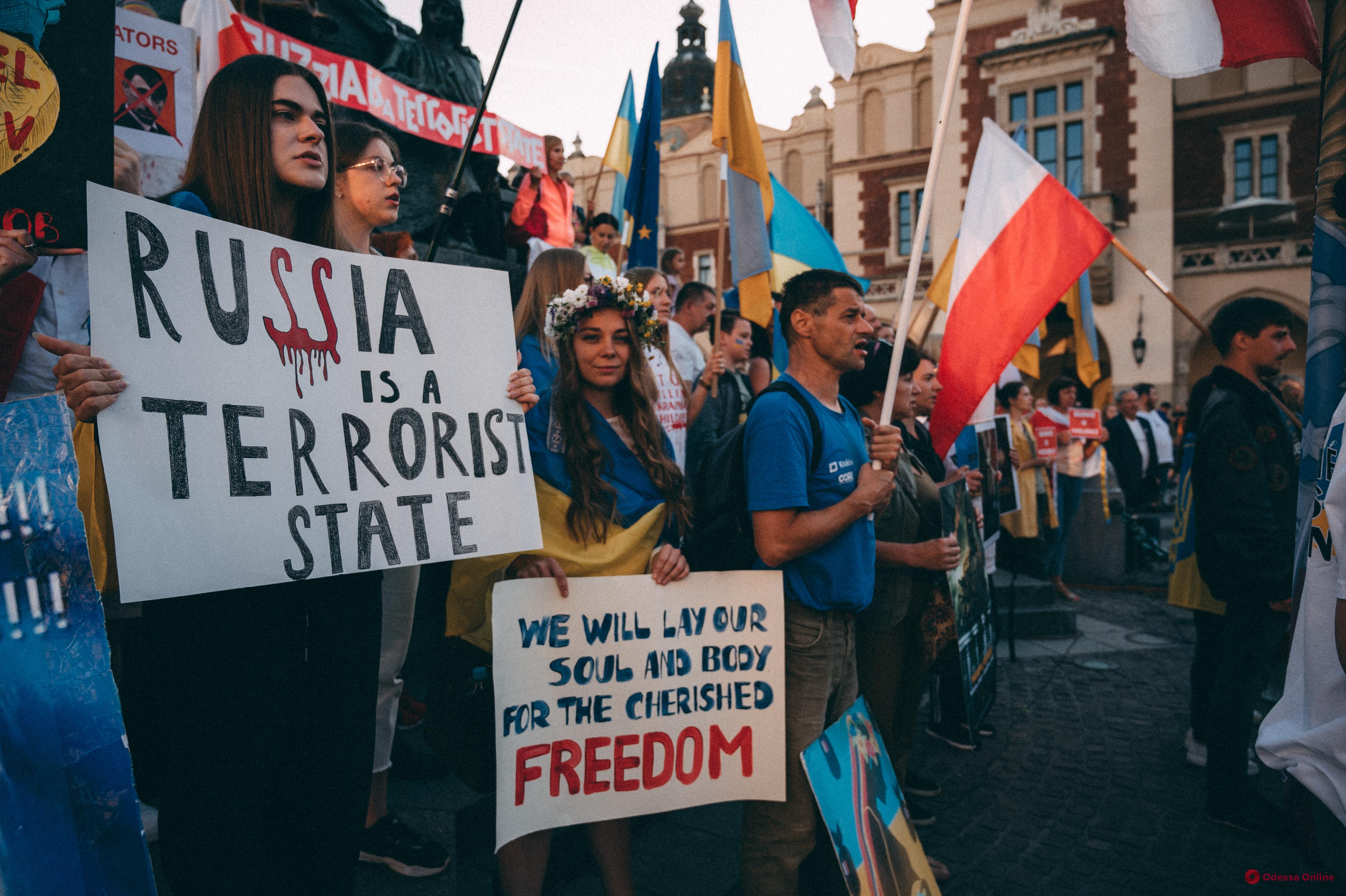 Сотні людей вийшли на вулиці Кракова та закликали світ признати росію країною-терористом (фоторепортаж)