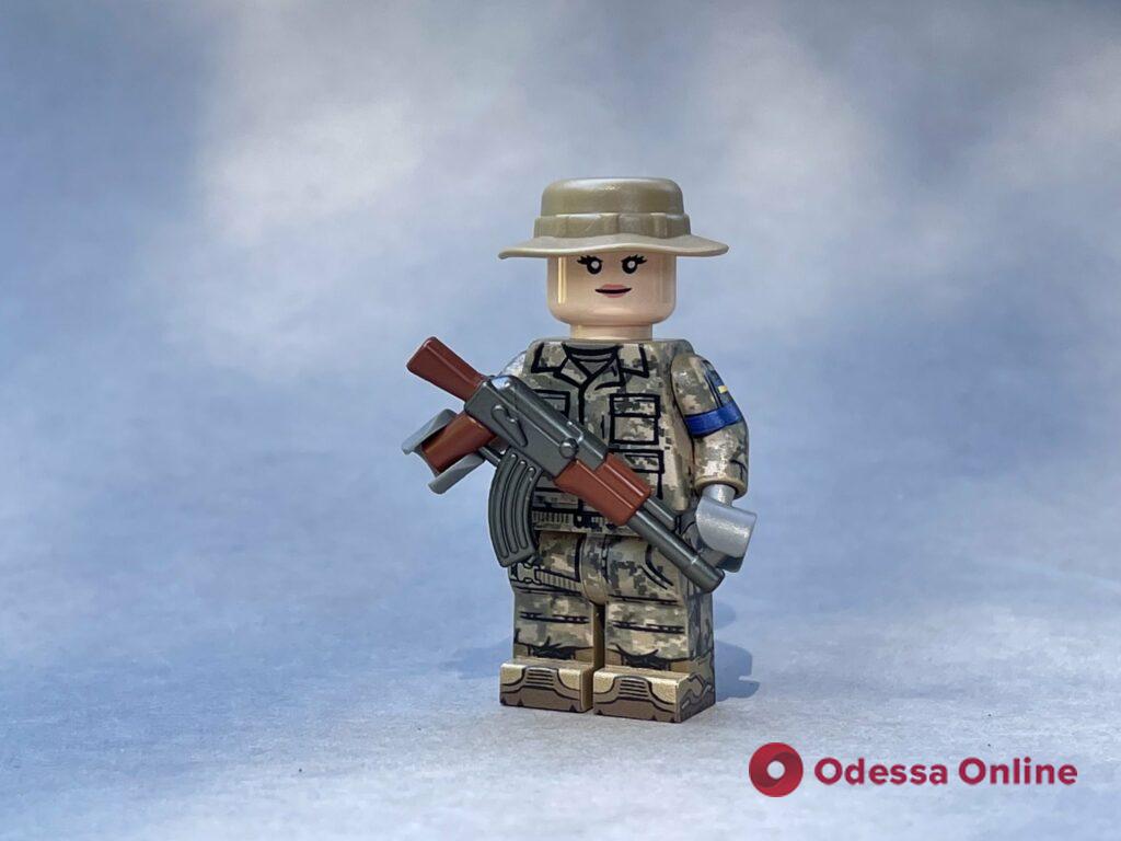 Компанія The Brothers Brick створила фігурки LEGO в образі українських жінок-військових (фото)