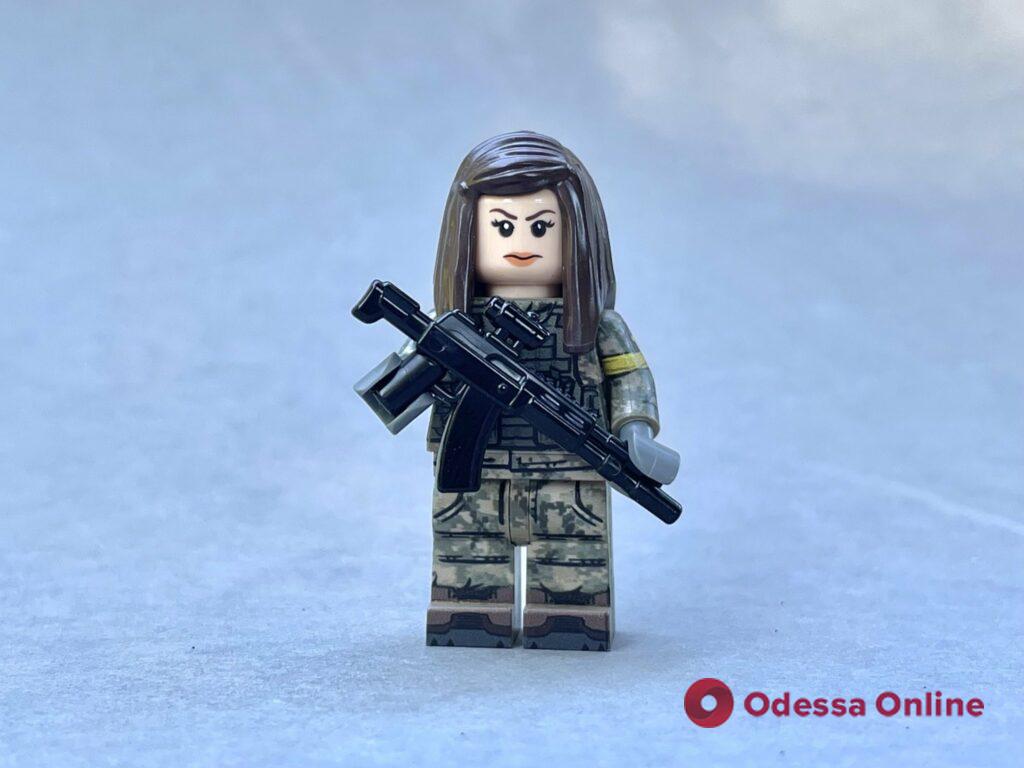 Компания The Brothers Brick создала фигурки LEGO в образе украинских женщин-военных (фото)
