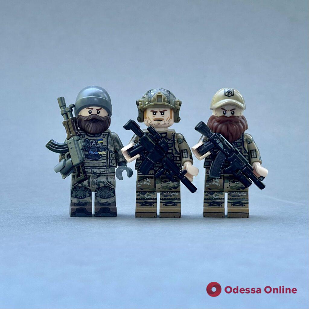 Компания The Brothers Brick создала фигурки LEGO в образе украинских женщин-военных (фото)