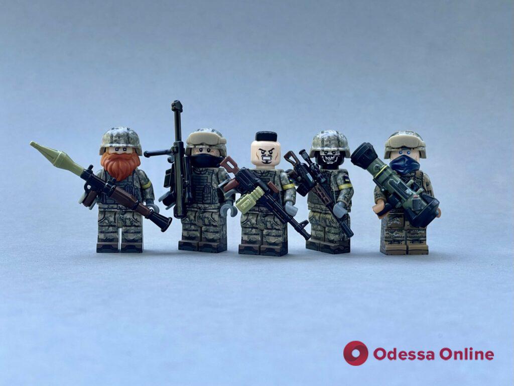 Компанія The Brothers Brick створила фігурки LEGO в образі українських жінок-військових (фото)