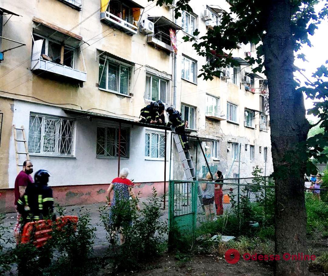В Одесі з вікна п’ятого поверху випала 4-річна дитина (фото, відео)