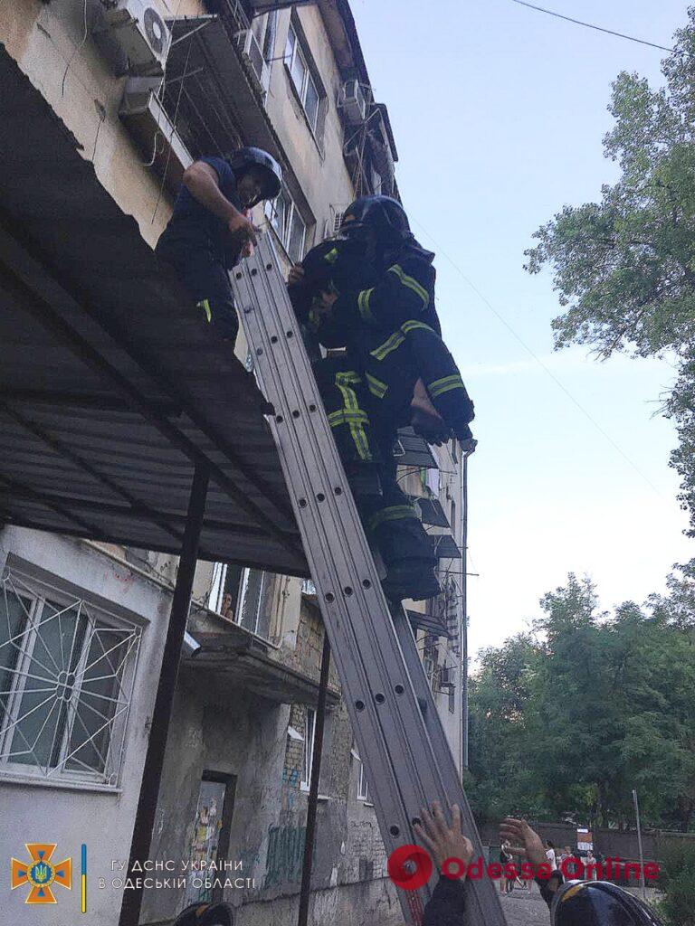 В Одесі з вікна п’ятого поверху випала 4-річна дитина (фото, відео)