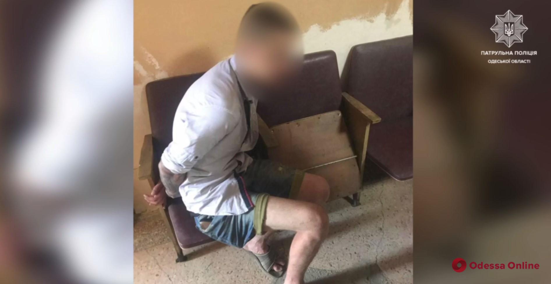 В Одессе пьяный мужчина устроил стрельбу на остановке, а затем украл телефон у пассажира маршрутки