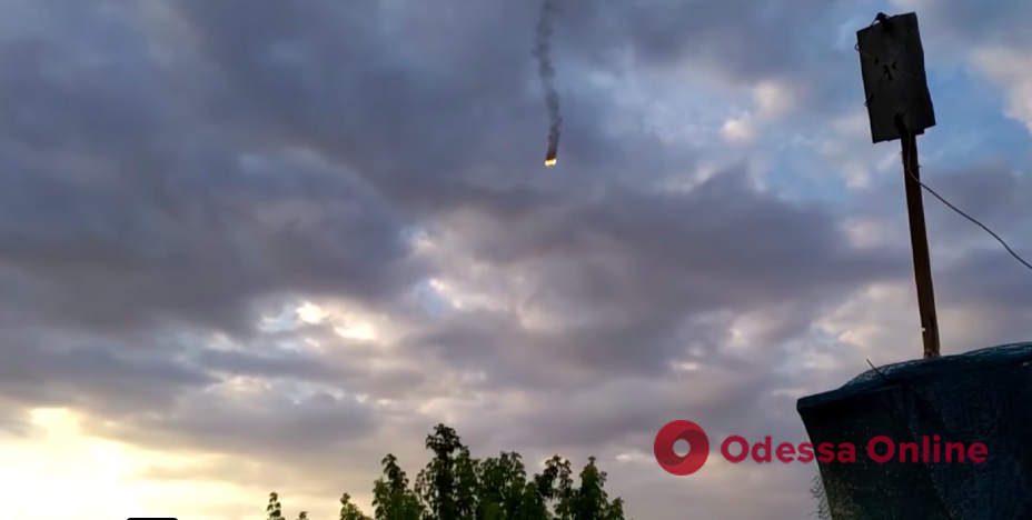 Падение сбитого возле Новой Каховки рашистского Су-35 (видео)