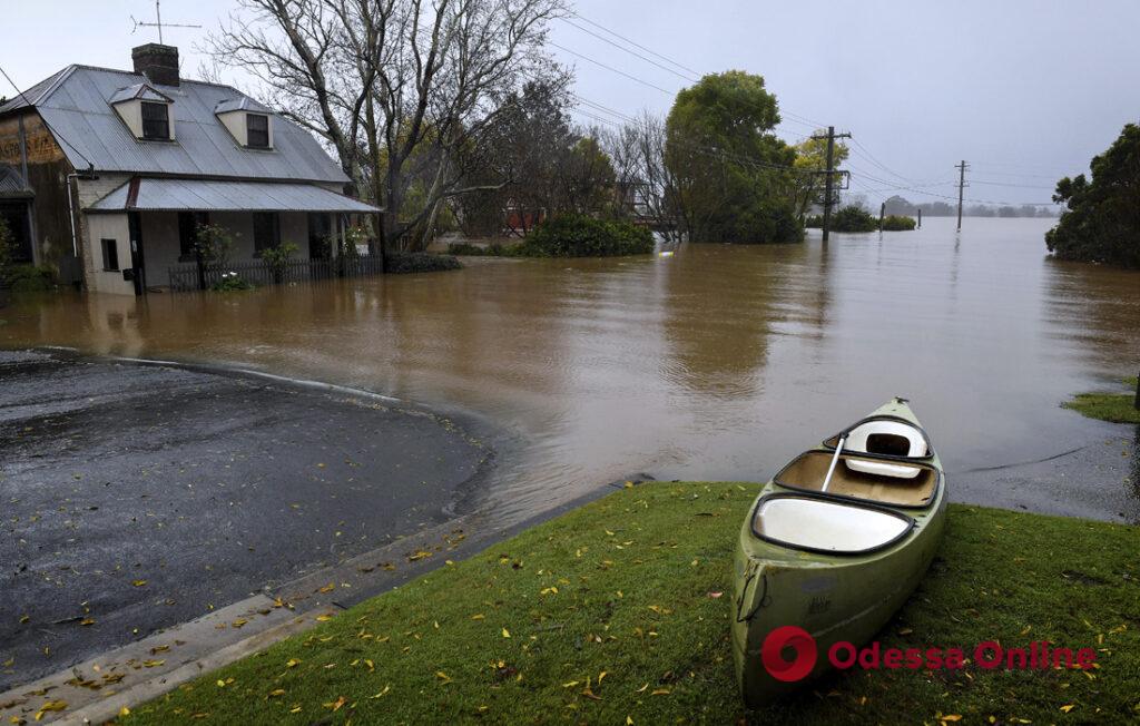 Власти Австралии эвакуируют людей из Сиднея из-за масштабного наводнения (фото)
