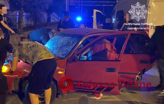 П’яний за кермом: в Одесі автомобіль врізався в електроопору – постраждала жінка