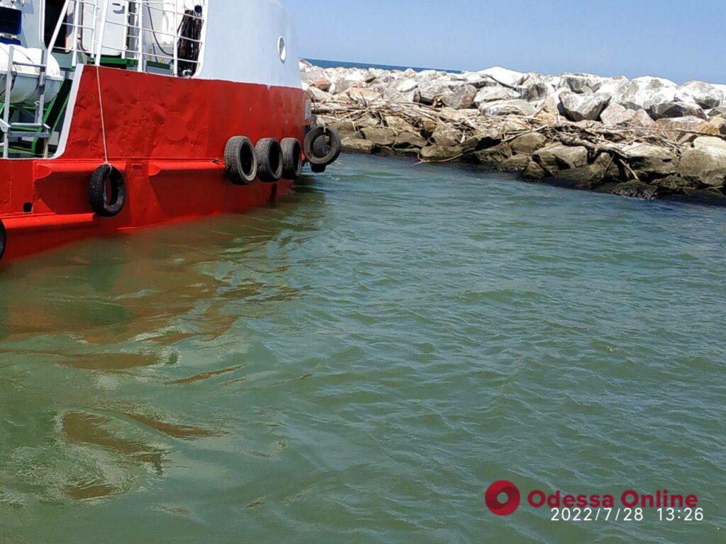 В устье Дуная подорвалось гидрографическое судно (фото)