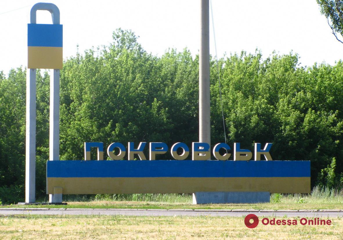 Залізничний вокзал у Покровську на Донеччині потрапив під обстріл – є поранені