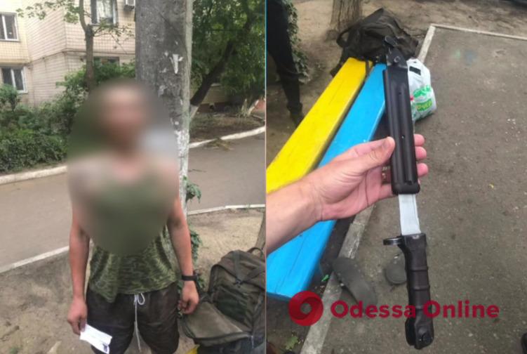 В Одессе пьяный мужчина с ножом цеплялся к прохожим