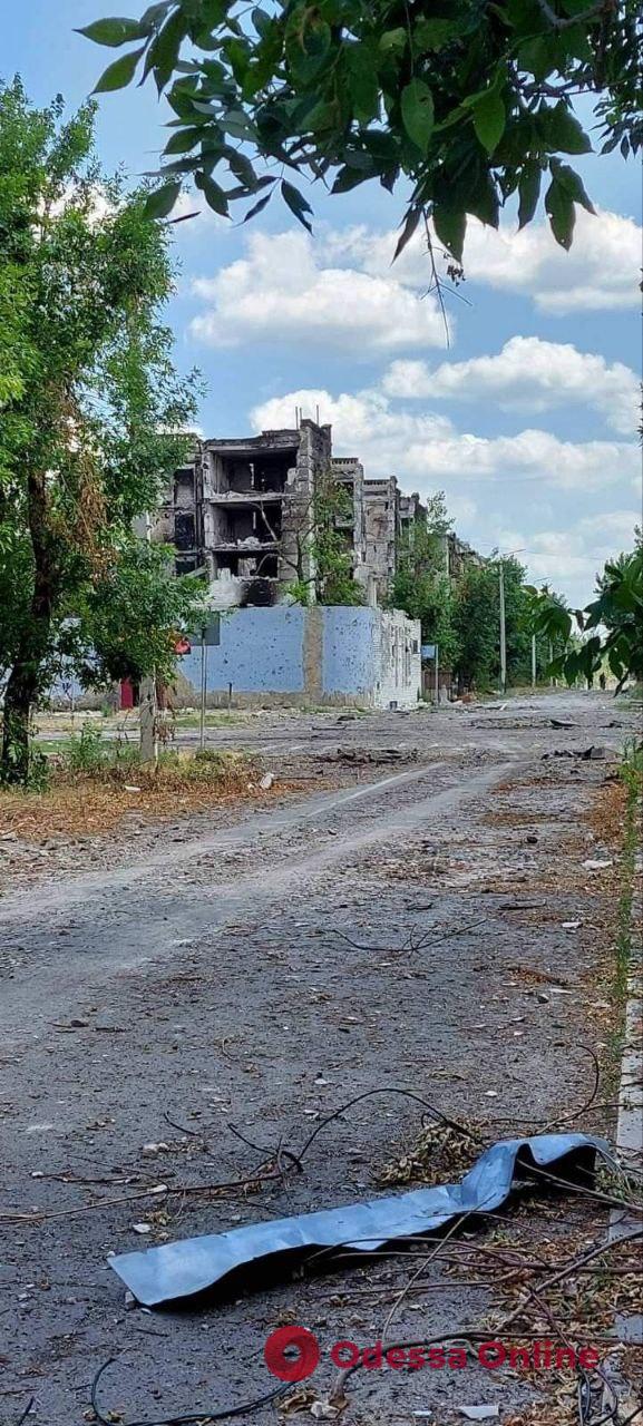 Россияне атакуют Лисичанский НПЗ, удерживают его часть, в городе уничтожают дом за домом, — Гайдай