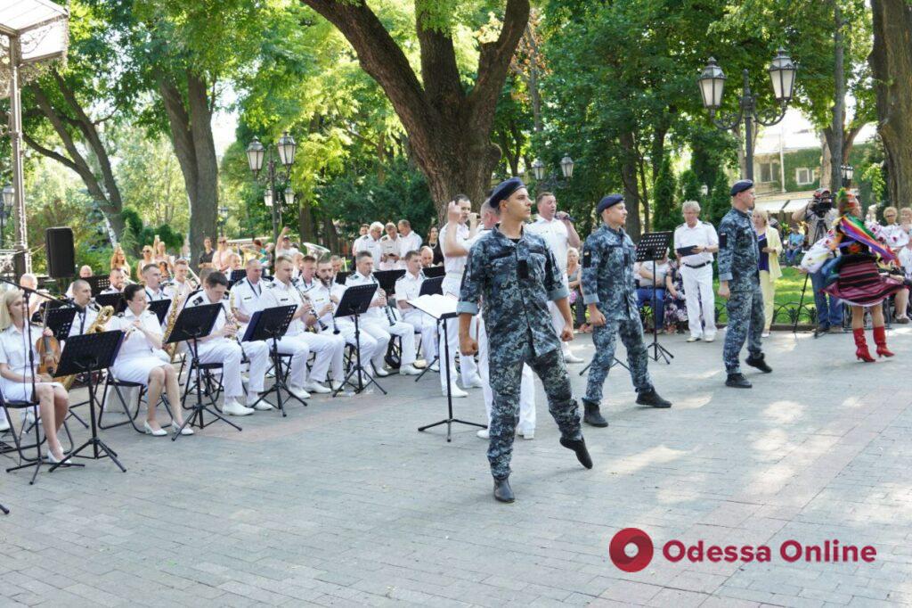 Впервые за время войны в парадной форме: в Горсаду выступил оркестр ВМС