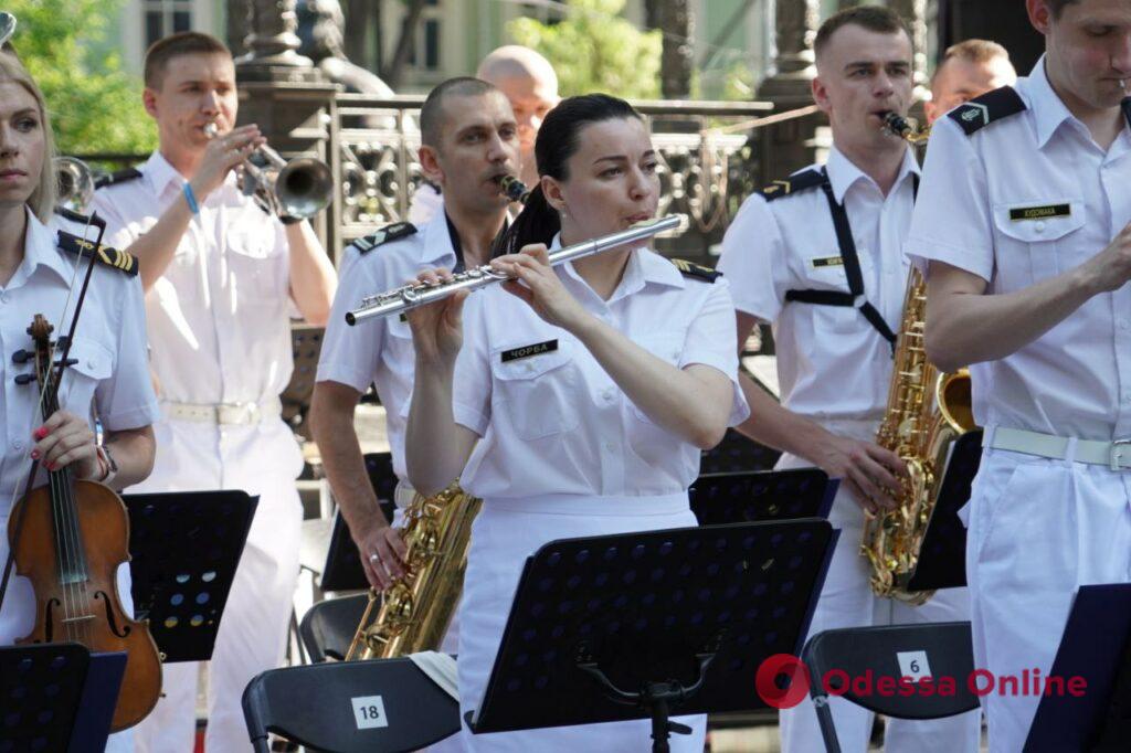 Впервые за время войны в парадной форме: в Горсаду выступил оркестр ВМС