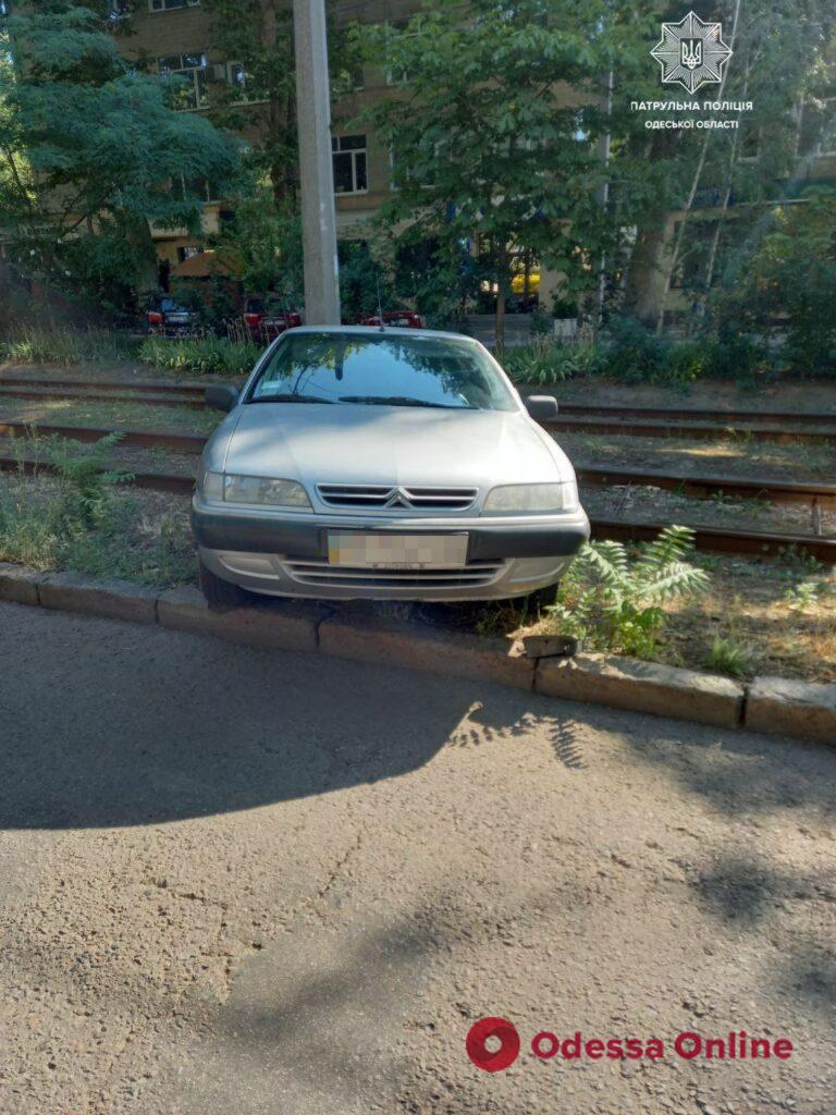 На Фонтане припаркованный автомобиль скатился на рельсы и заблокировал движение трамваев