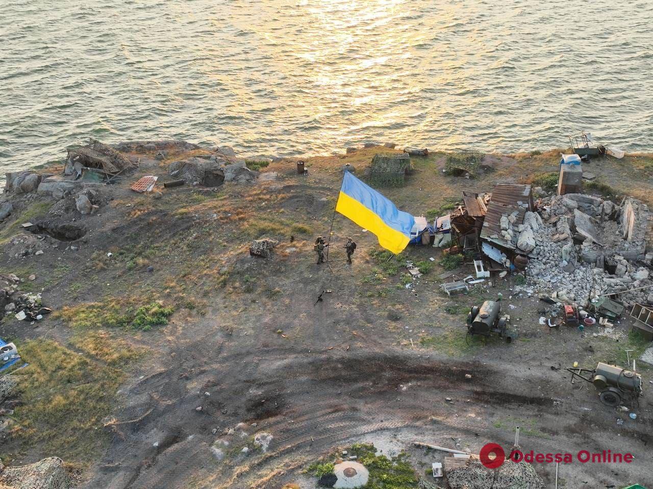 Тепер не метафора: прапор України встановлено на острові Зміїний