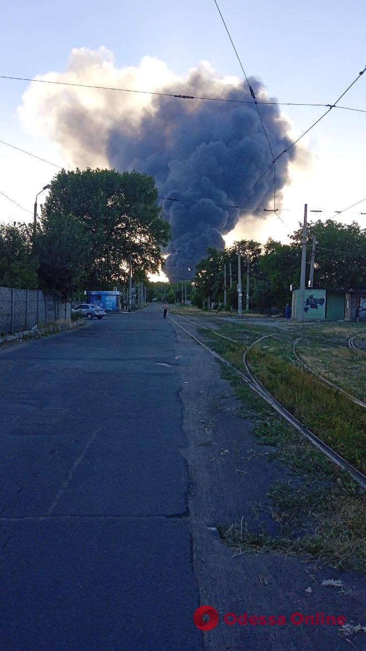 В Донецке горит нефтебаза (видео)