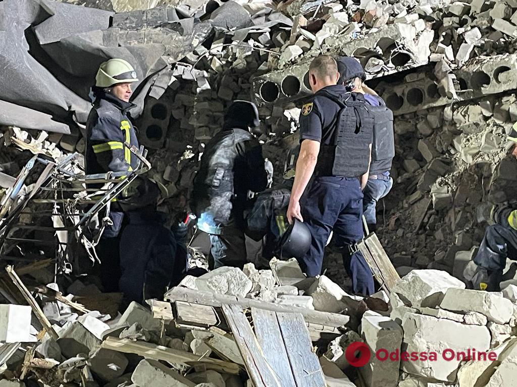 Россияне обстреляли из «Ураганов» пятиэтажку в Донецкой области — под завалами находятся более тридцати человек