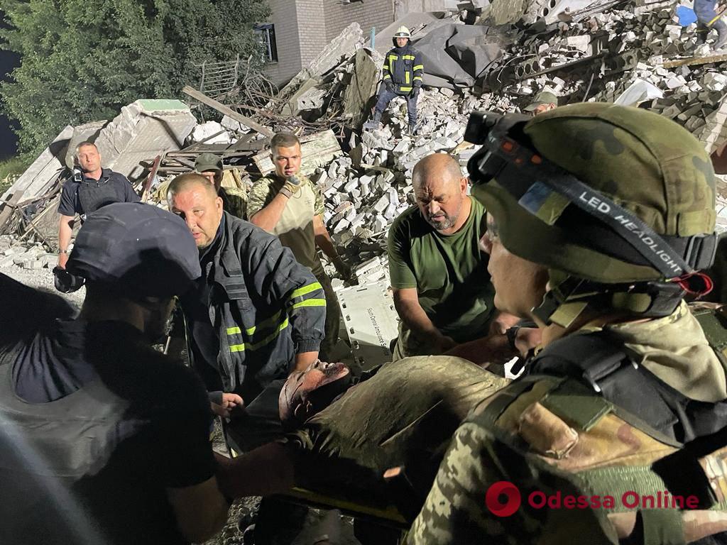 Россияне обстреляли из «Ураганов» пятиэтажку в Донецкой области — под завалами находятся более тридцати человек
