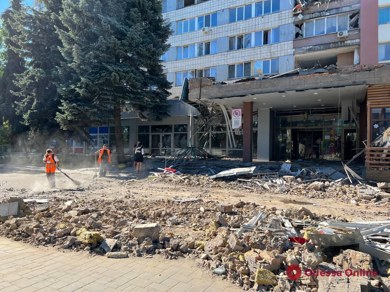 Николаев подвергся массированному ракетному обстрелу — повреждены учебные заведения, объект транспортной инфраструктуры и отель