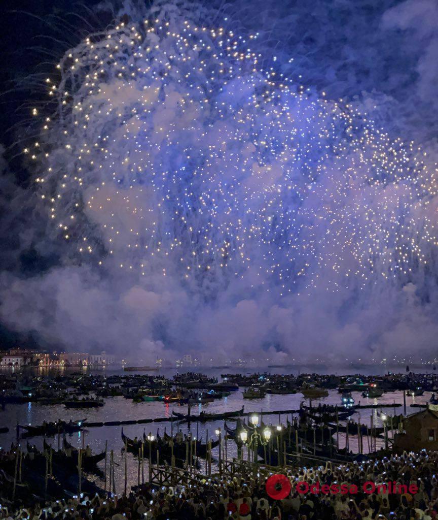 Во время фестиваля в Венеции запустили фейерверки со словами слова «Одесса! Венеция! Мир!»
