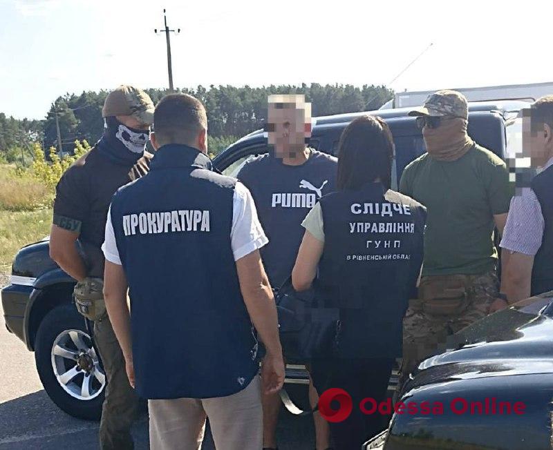 Житель Ровенской области торговал внедорожниками из гуманитарной помощи