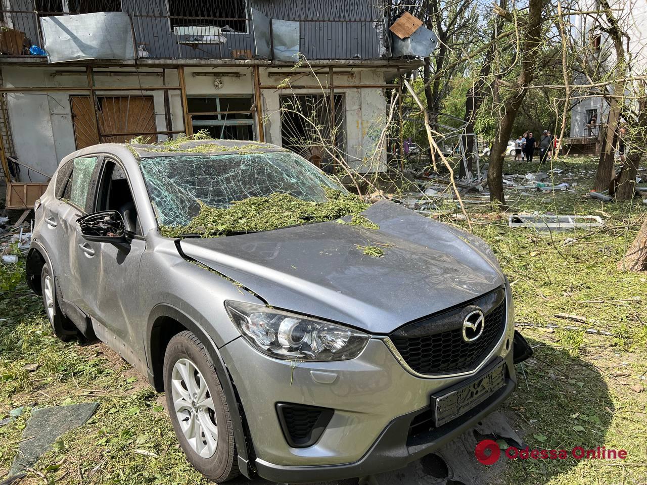 Мер Миколаєва показав наслідки ворожого обстрілу міста з «Торнадо-С»