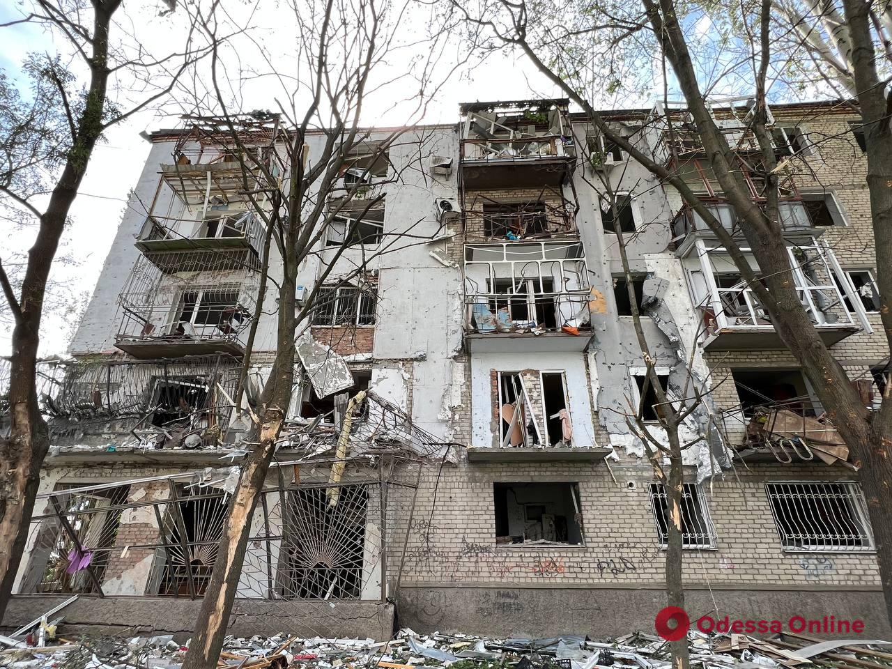 Мер Миколаєва показав наслідки ворожого обстрілу міста з «Торнадо-С»