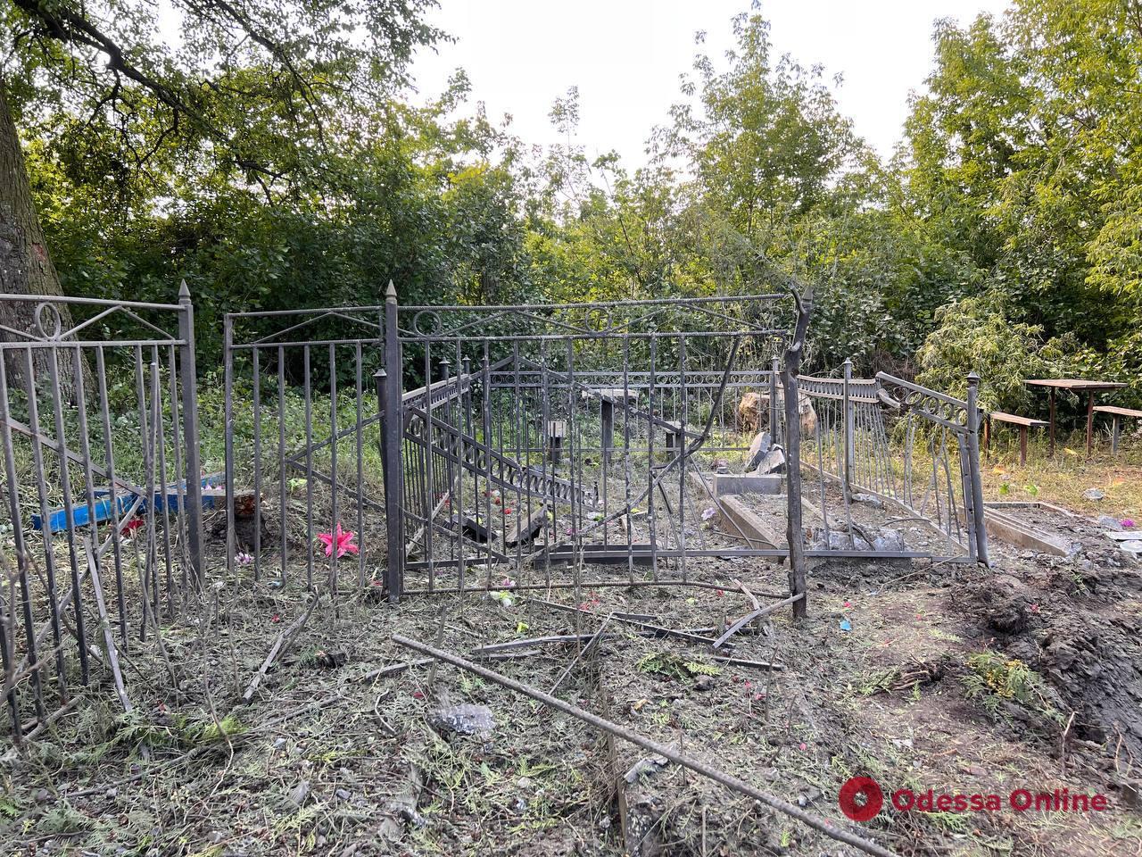 На Сумщині росіяни знищили більше десяти могил та пошкодили будинки