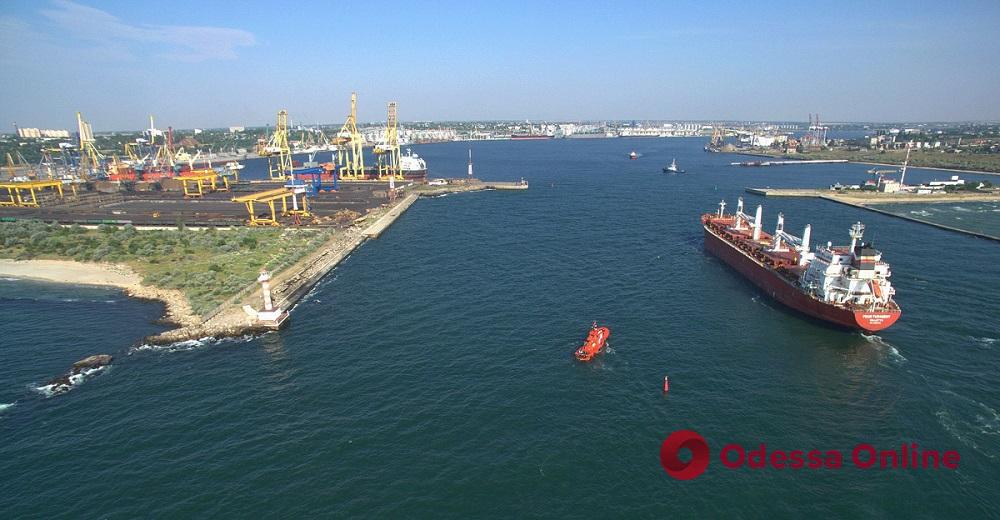 Экспорт украинского зерна: первым может заработать Черноморский морской порт