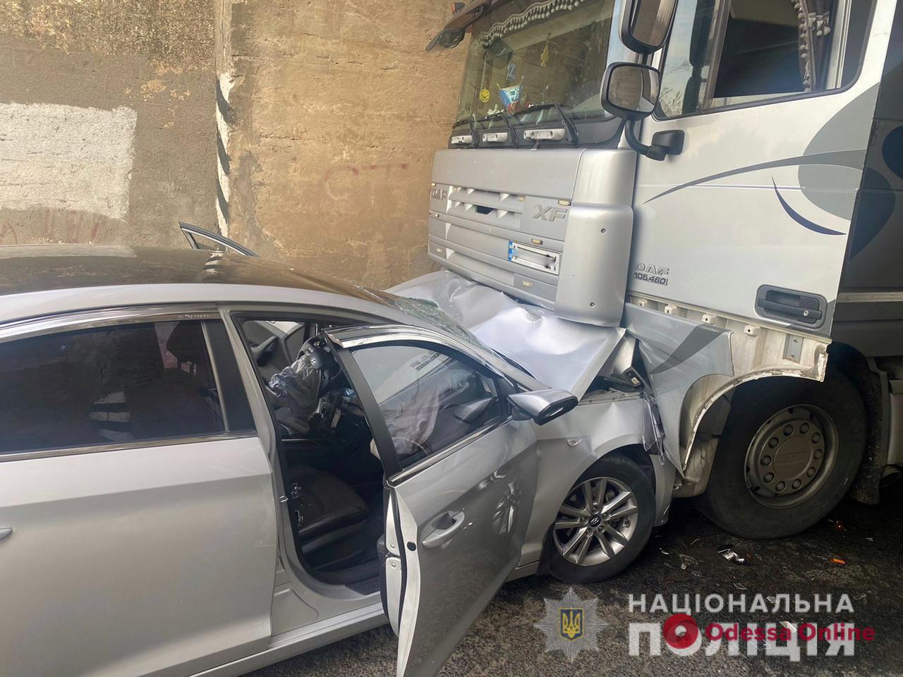 В Одесской области в тоннеле столкнулись легковушка и грузовик — трое пострадавших