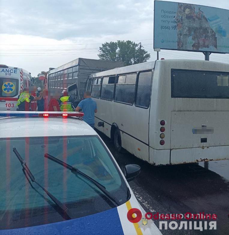 В Одесі маршрутка в’їхала у вантажівку: постраждали п’ять осіб