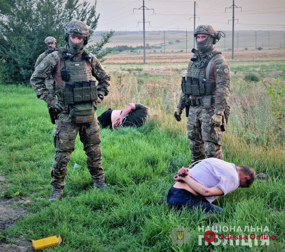 Проникали в чужие дома, жестоко избивали хозяев и забирали деньги: в Одесской области задержали банду разбойников