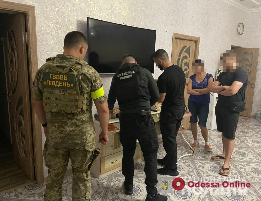 Одесситка выдавала уклонистов за опекунов своего сына, чтобы вывезти их из Украины