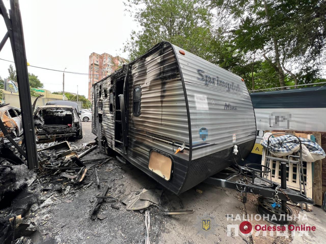 В Одесі чоловік спалив трейлери волонтерів з медичними препаратами та продуктами, які призначалися для переселенців